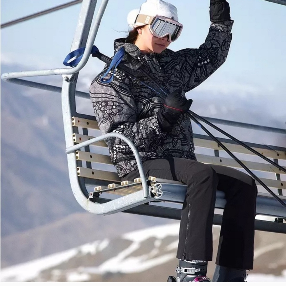 NWOT Free People ski/snowboarding snow bunny puffer jacket!! Size XS.